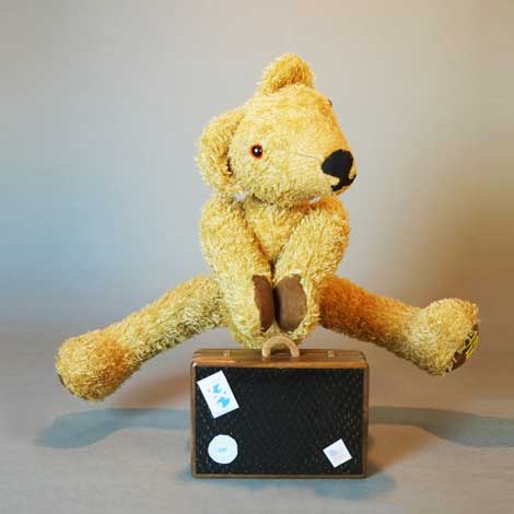 MacEwan doing a suitcase vault